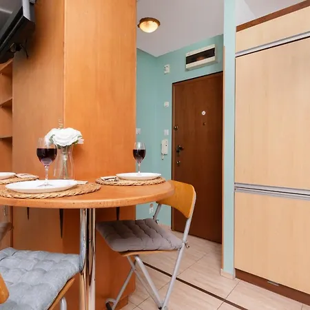Subtle And Cosy With Furnished Balcony In By Renters Apartment *