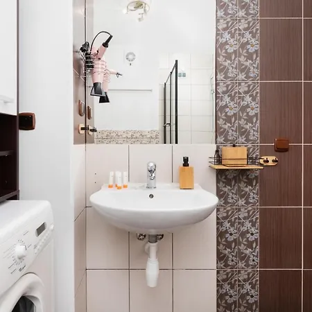 Διαμέρισμα Subtle And Cosy With Furnished Balcony In By Renters
